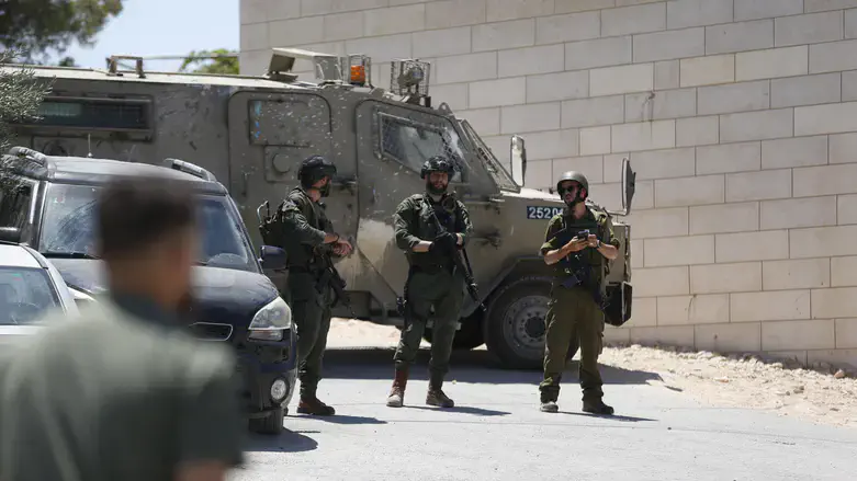 soldiers in Kiryat Arba