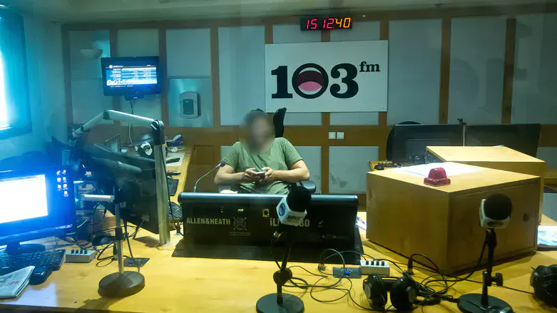 רדיו 103FM, אילוסטרציה