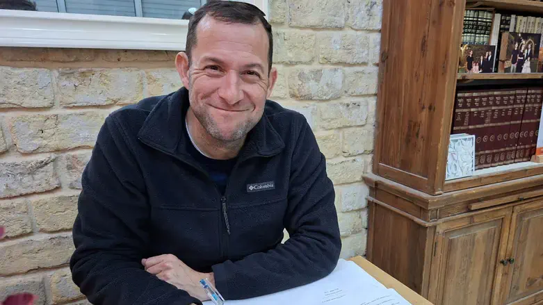 יוסי דגן חותם על המסמכים