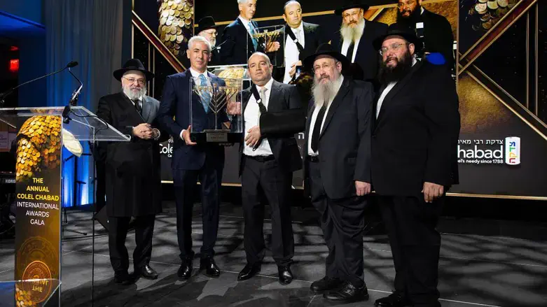 אחמד אל-אחמד מקבל את החנוכייה באירוע