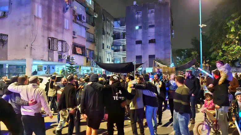 הכנסת ספר התורה