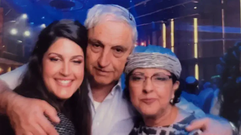 כוכבה מולאים עם בעלה ובתה