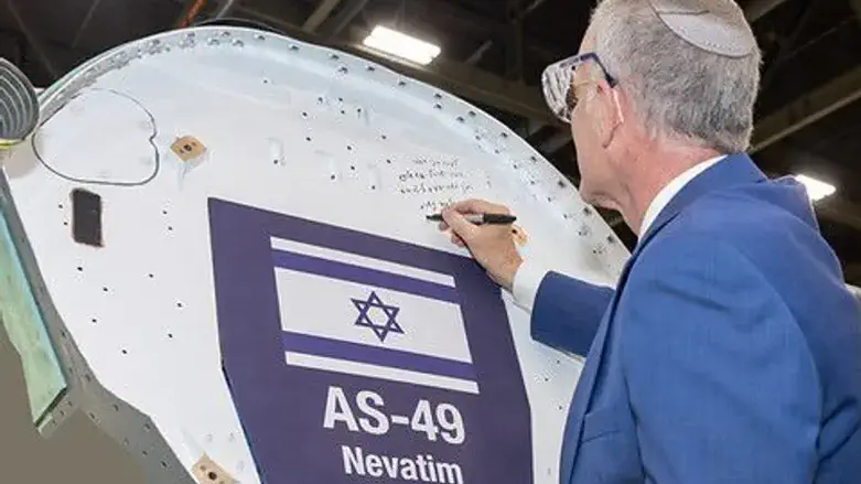 Ambassador Yechiel Leiter signs F-35 stealth jet