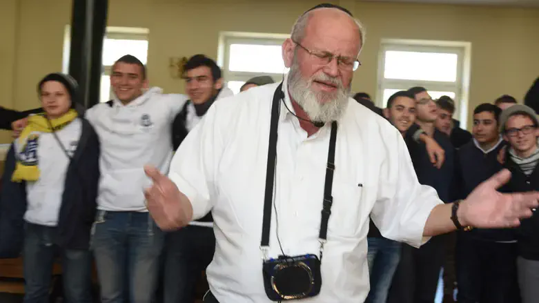 הרב דב זליקוביץ' עם תלמידים