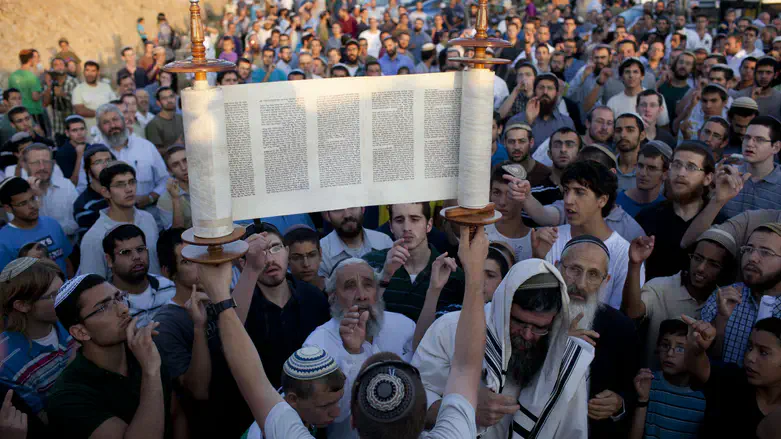 Mass-prayer at Beit El