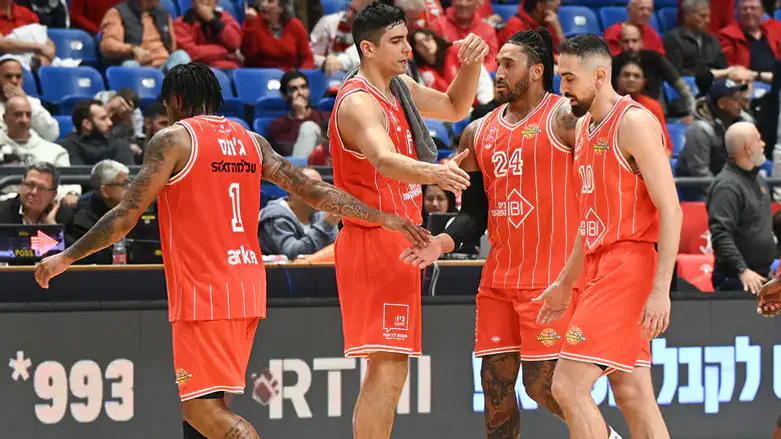 שחקני הפועל הערב. ניצחו בקושי