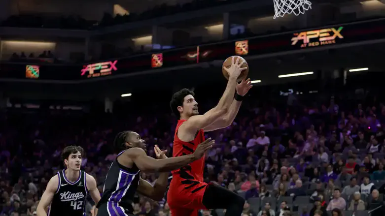 Дени Авдия в матче против "Сакраменто"