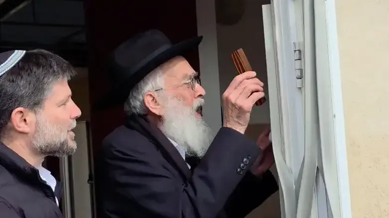 Fixing the mezuzah and reciting the blessing for placing a boundary marker