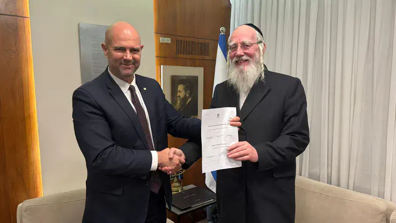 ח"כ אייכלר מגיש את מכתב ההתפטרות ליו"ר הכנסת