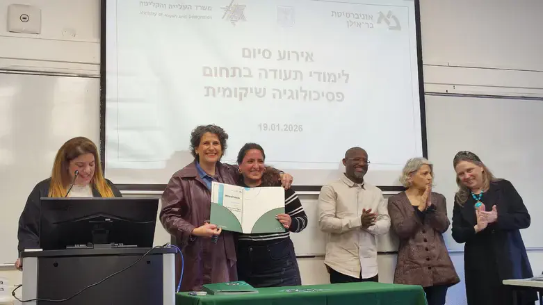 Veronica Levy receives her certificate