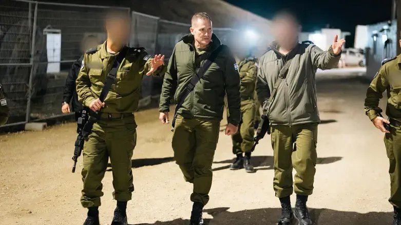 האלוף בר במהלך הביקור בסוללת כיפת ברזל