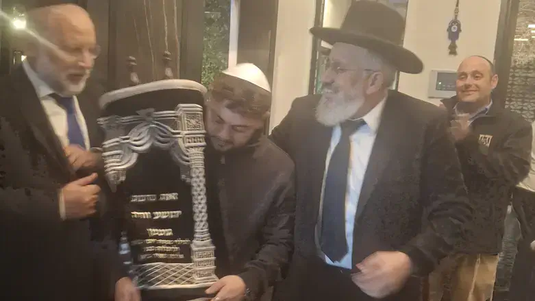 אלמוג עם ספר התורה ויחד עם הרב כהן