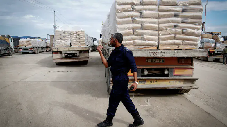 Cement arrives from Israel into Gaza (file)