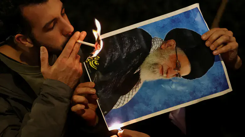 Man in London protests IRGC regime, holding photo of Ali Khamenei