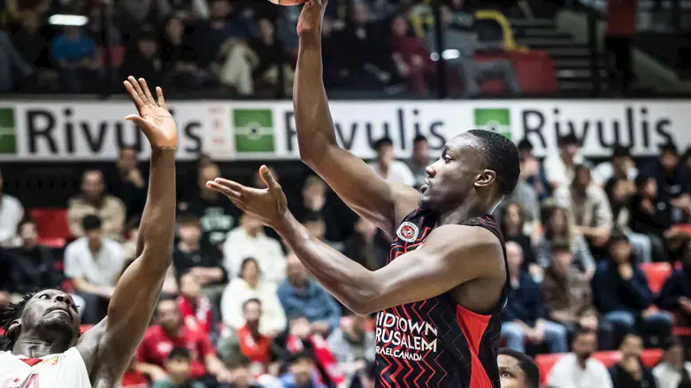 הארפר הערב בכפר בלום. מעל כולם כהרגלו