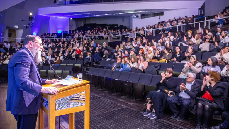 Yehuda Kohn, director of the children's home, welcomes the national service graduates.