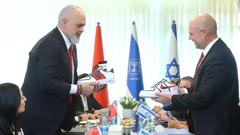 Ohana presents the shoes to the Prime Minister of Albania