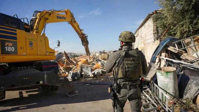 Forces destroy illegal structures in Kafr Aqab