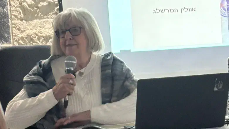 אוולין מספרת את סיפור השואה