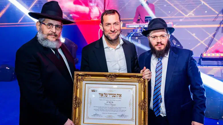 יוסי דגן מקבל את האות