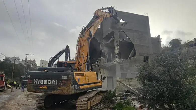 הריסת אחד המבנים