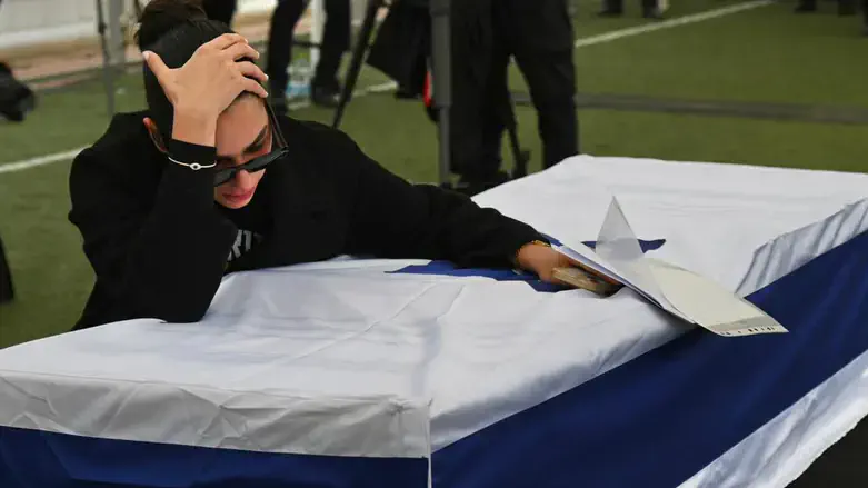 Shira at Ran's coffin