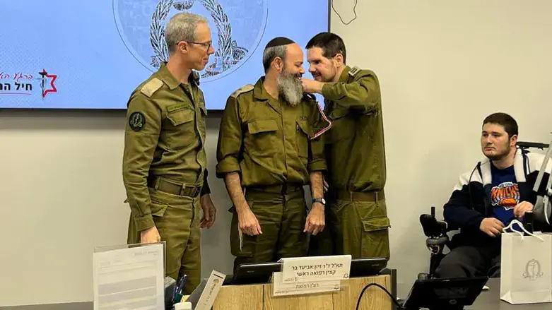 הרב הלל הורוביץ מקבל דרגות