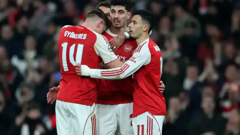 שחקני ארסנל חוגגים. האלופה שבדרך?