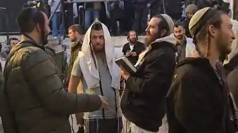 Утренняя молитва у гробницы Иосифа