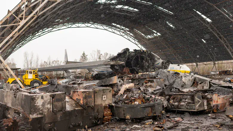 תוצאות הפגזה רוסית על שדה תעופה אוקראיני