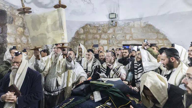 תפילת שחרית בקבר יוסף