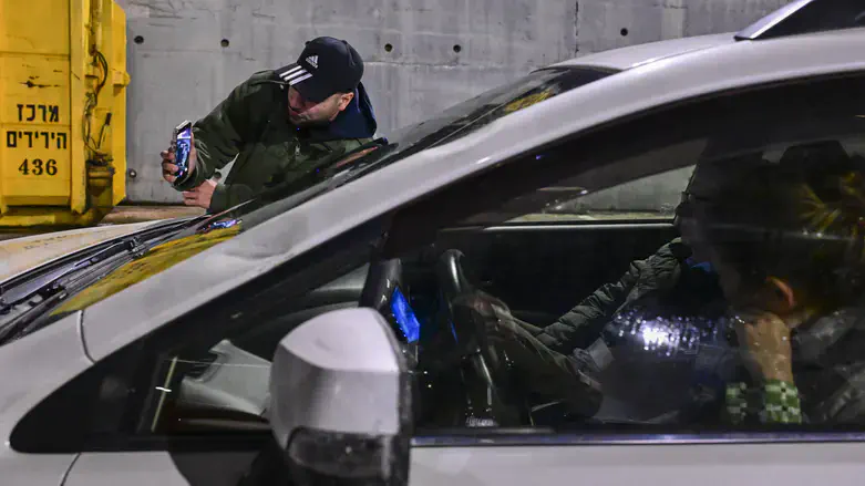 Мордехай Давид блокирует Аарона Барака