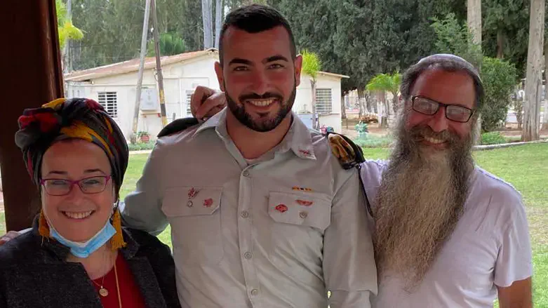 עם הההורים. ניראל זיני הי"ד