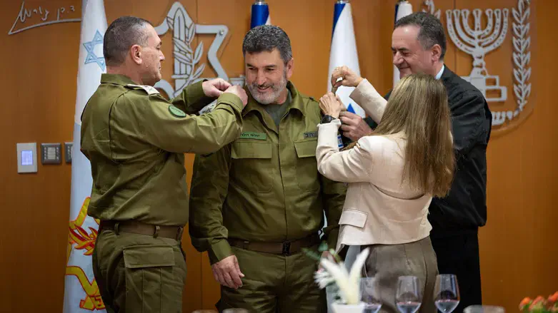 הענקת הדרגות ליורם הלוי