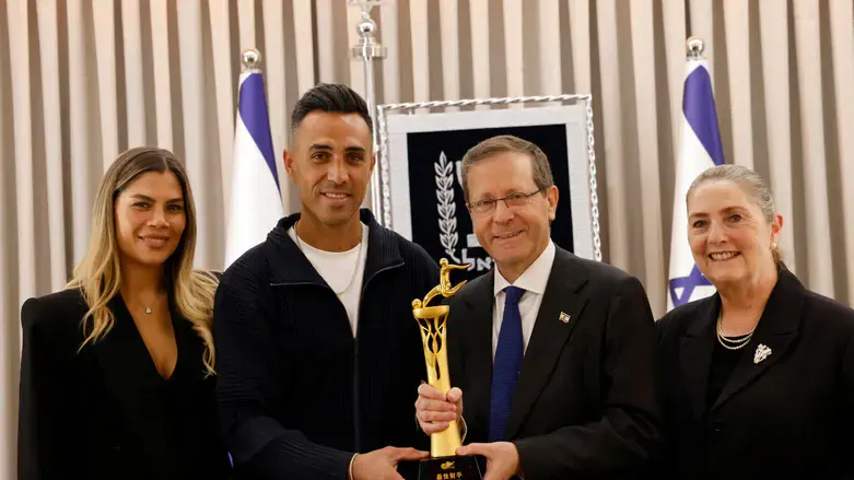 הנשיא הרצוג עם זהבי ואשתו שי בבית הנשיא היום