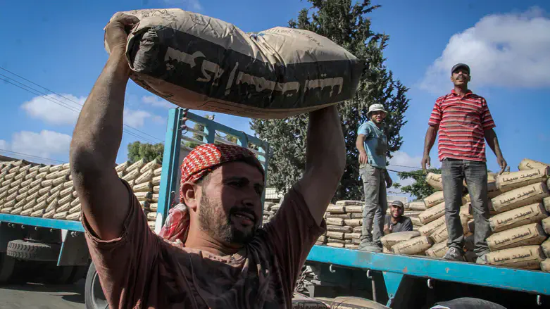 Cement enters Gaza at Rafah crossing, 2015
