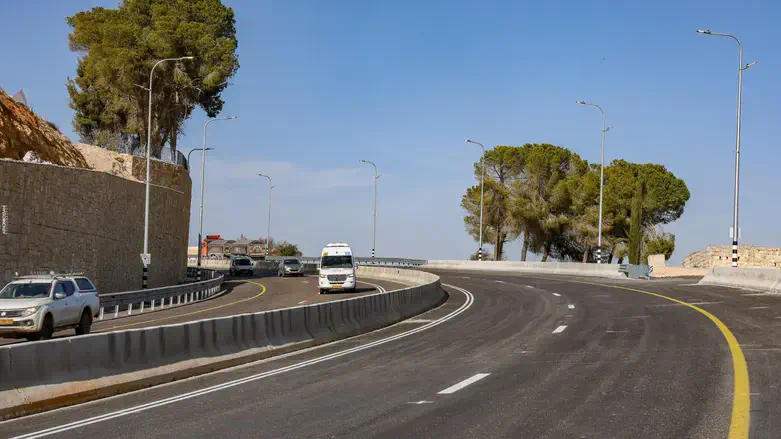 נפתח לתנועה החלק הראשון והמרכזי של כביש 60, בין גוש עציון וירושלים