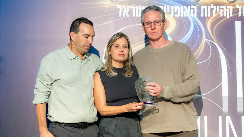 אוהד בן עמי מקבל את מגן ההוקרה ע"ש גיא תימור