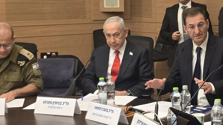 Биньямин Нетаньяху в ходе конфиденциальной дискуссии