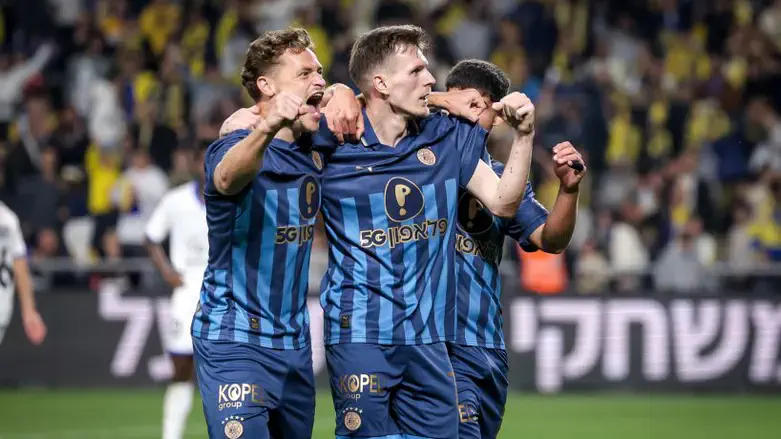 שחקני מכבי חוגגים ניצחון בדרך לחצי הגמר