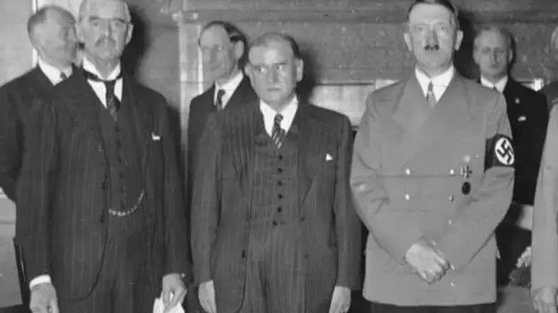 Chamberlain, at left.