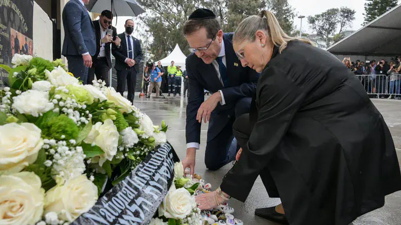 Herzog and wife at site of Bondi Beach attack