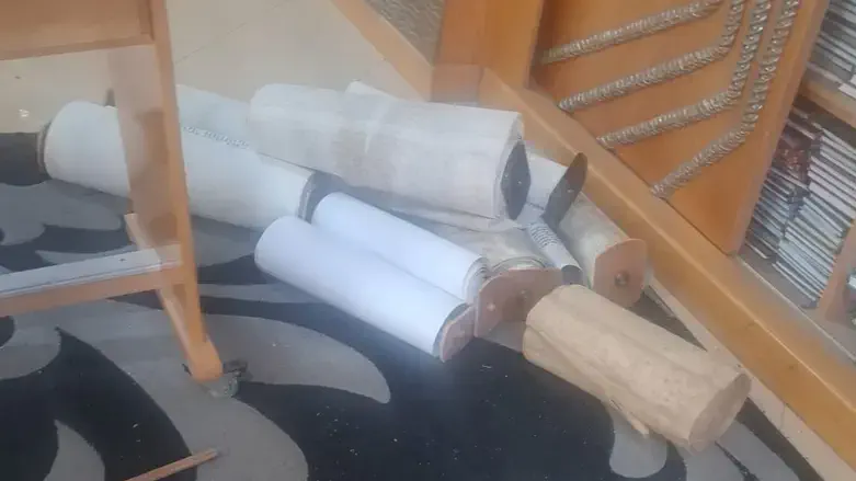 ספרי התורה המחוללים ברחובות