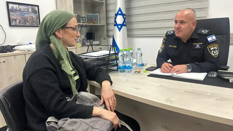 ניצב משה פינצ'י עם גיטי קליינרמן