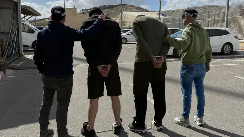 העצורים החשודים בהשלכת בקבוקי תבערה