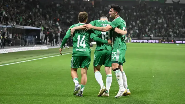 שחקני חיפה חוגגים ניצחון קליל הערב