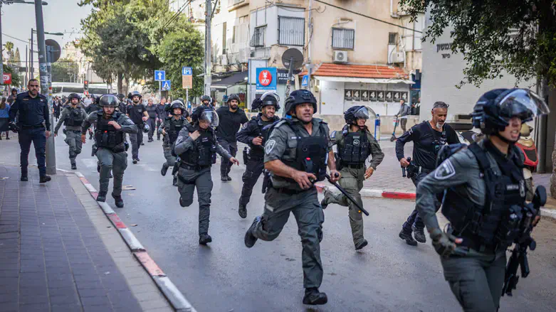 Полицейские во время беспорядков в Бней-Браке