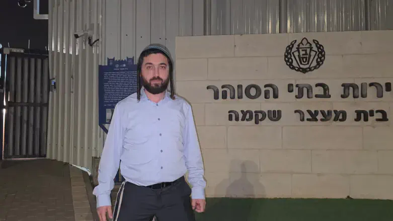 Tzvi Succot leaving the Shikma Prison
