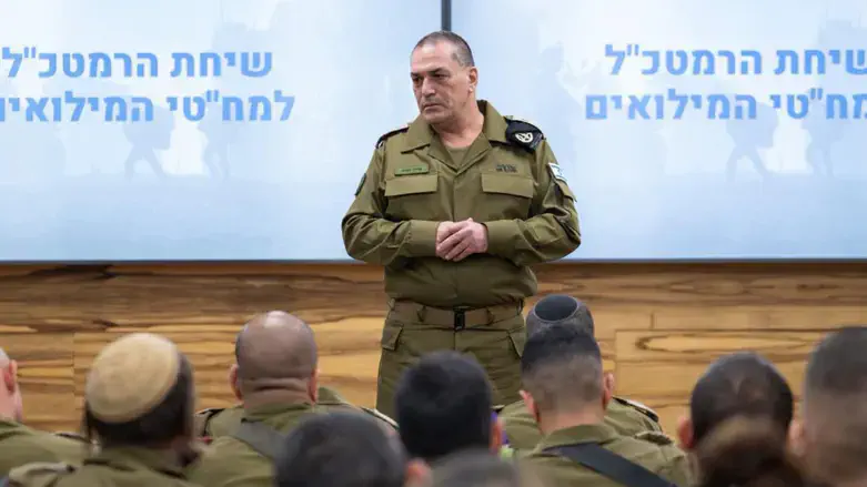 הרמטכ"ל זמיר בשיחה עם המח"טים