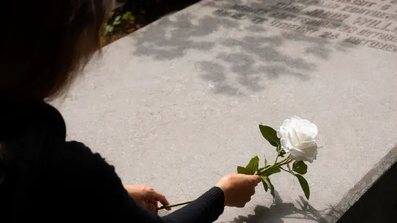 מצבת גרניט שחורה להנצחה מכובדת ועמידה